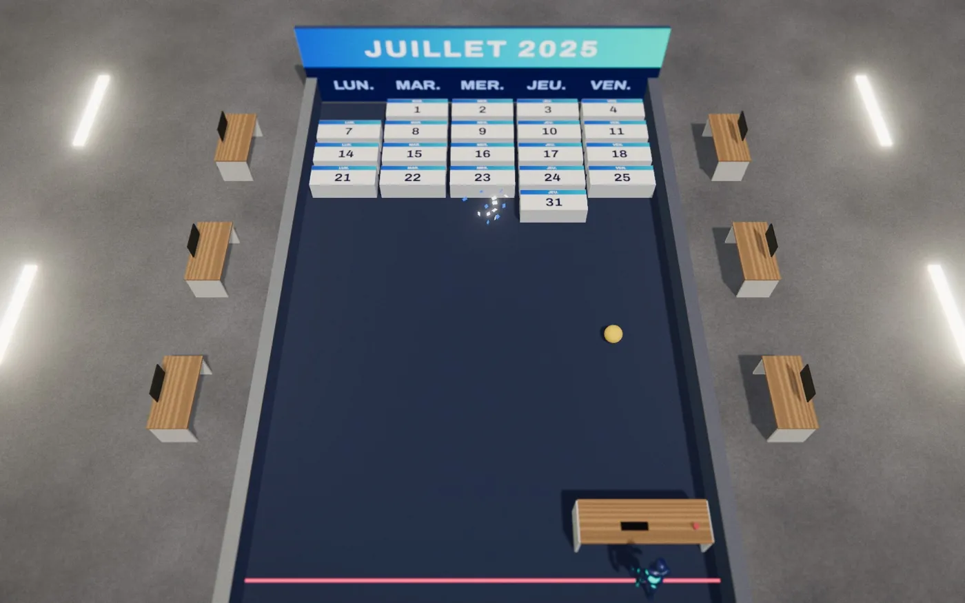 Vu d’en haut : un mur de briques-calendrier avec les jours de juillet sous le titre « Juillet 2025 », une balle anti-stress jaune et un bureau en guise de raquette