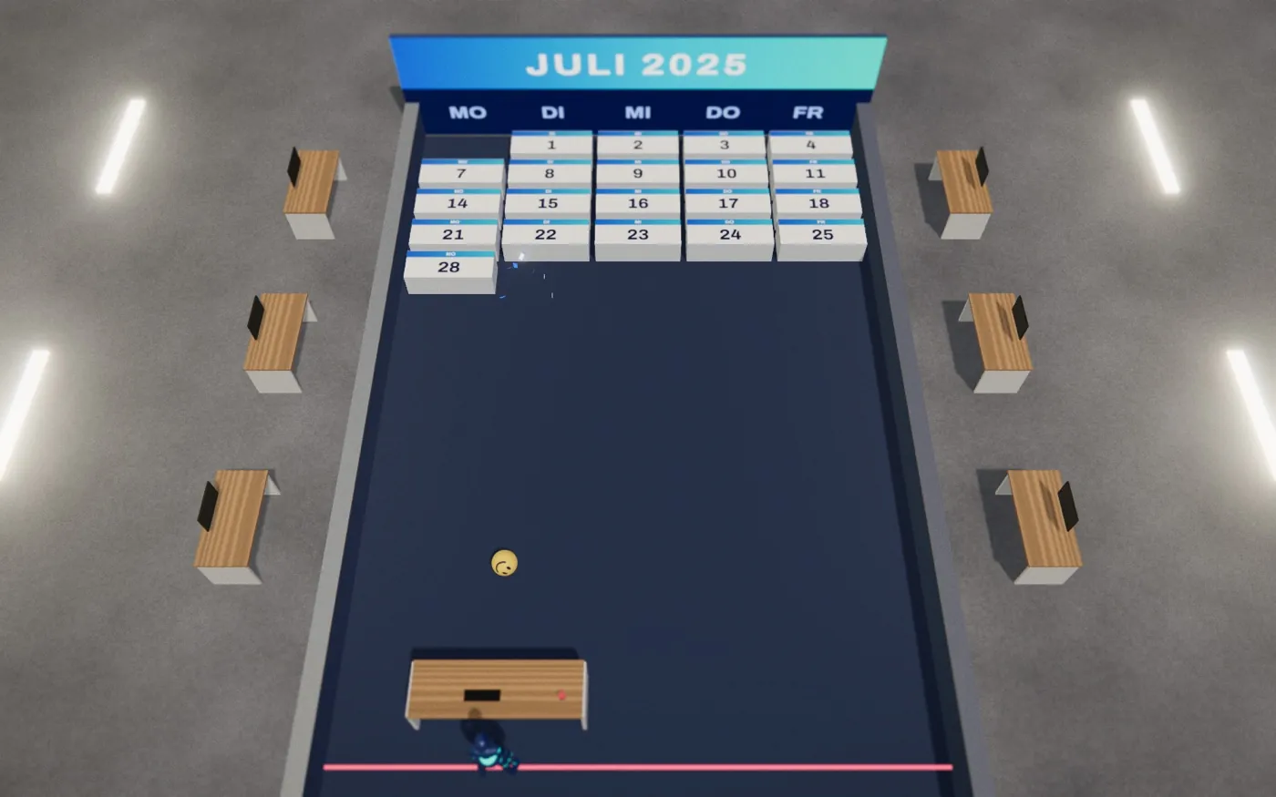 Vun bovve: en Wand us Kalendersteine met de Dage vum Juli unger dr Üvverschreff „Juli 2025“, ene jelbe Stressball un ene Schrievdesch als Schläger